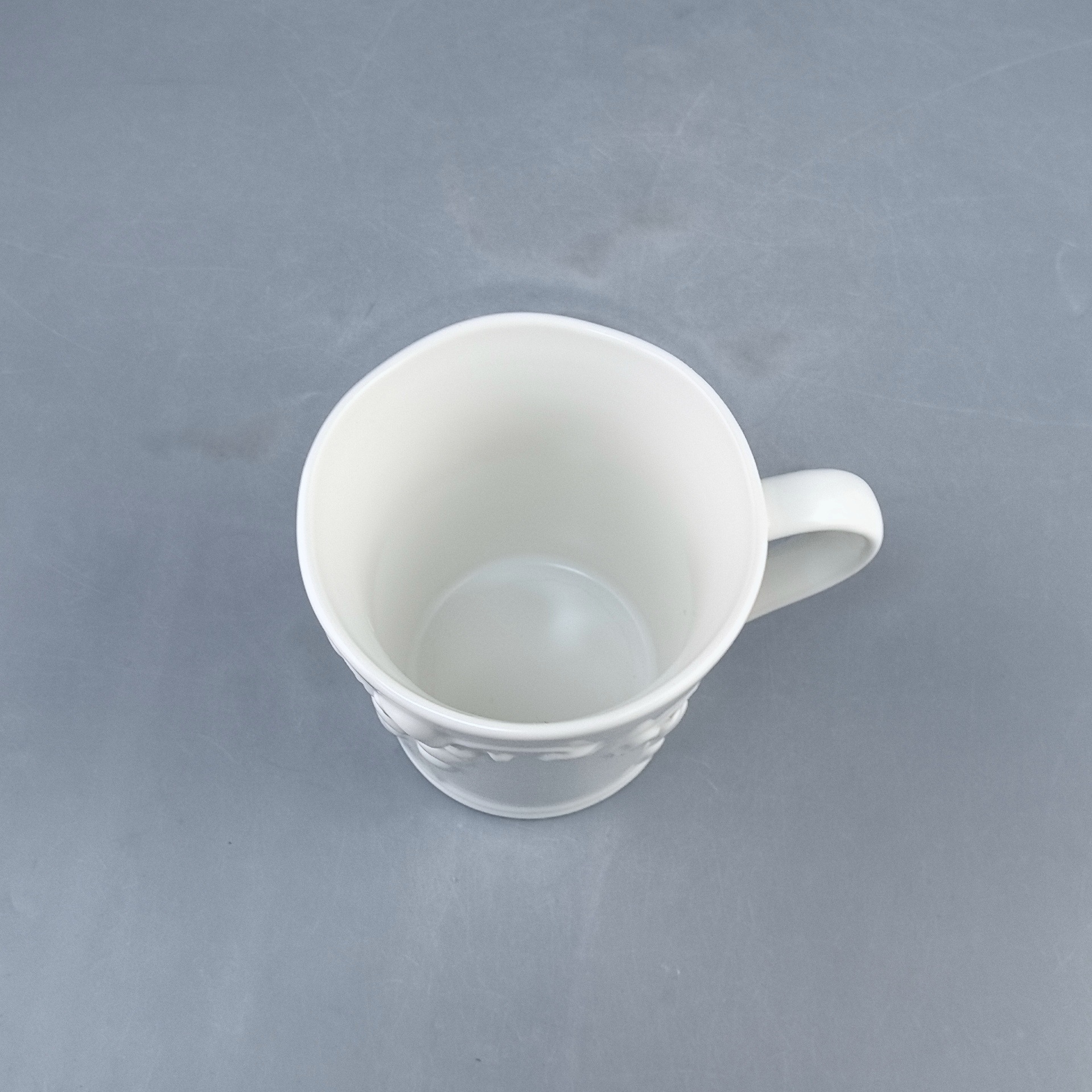 Taza de agua de lirio de los valles en relieve blanco puro simple Taza de cerámica creativa de temperatura media Taza de café elegante de oficina