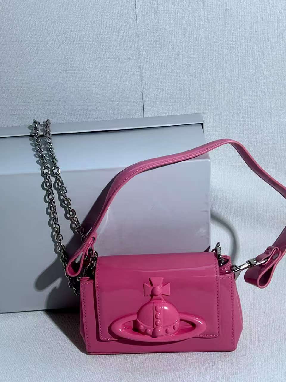 핑크 양각 된 중간 겨드랑이