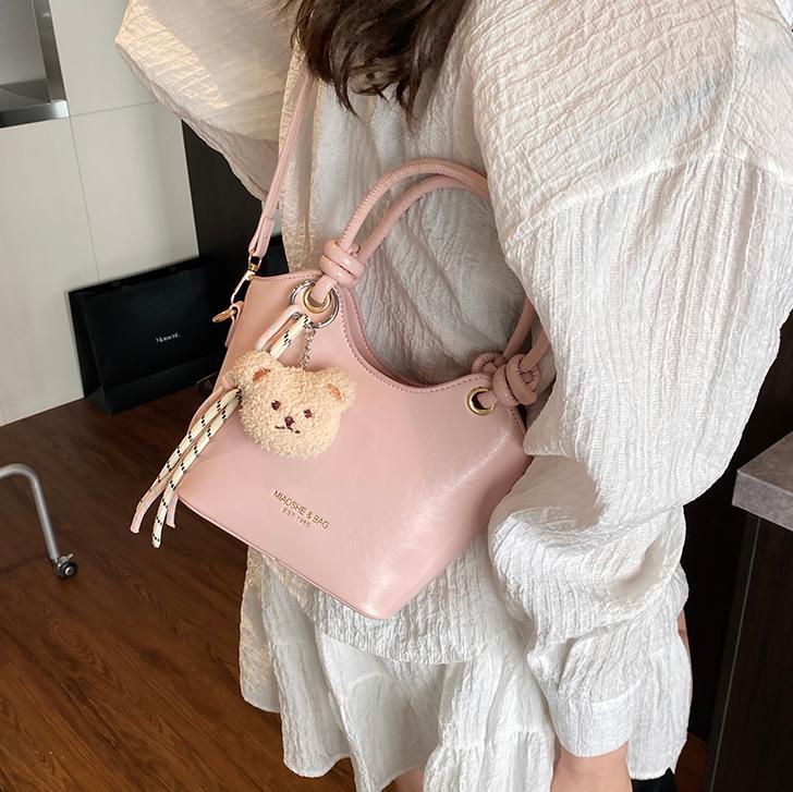 Popular ultra caliente bolso de cubo de mano para mujeres 2025 nuevo nicho Zhong universal bolso de viaje casual simple mochila de hombro