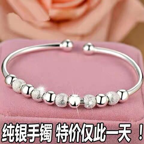 ファッションの震える音の金のバレンタインデーは銀の腕輪の女性をめっきします。|undefined
