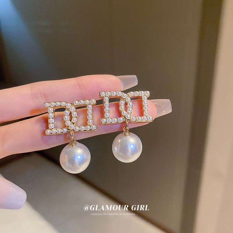 Pendientes largos geométricos incrustados en diamantes de plata de aguja de perlas de diseño de moda francesa pendientes de celebridades de Internet al por mayor para las mujeres