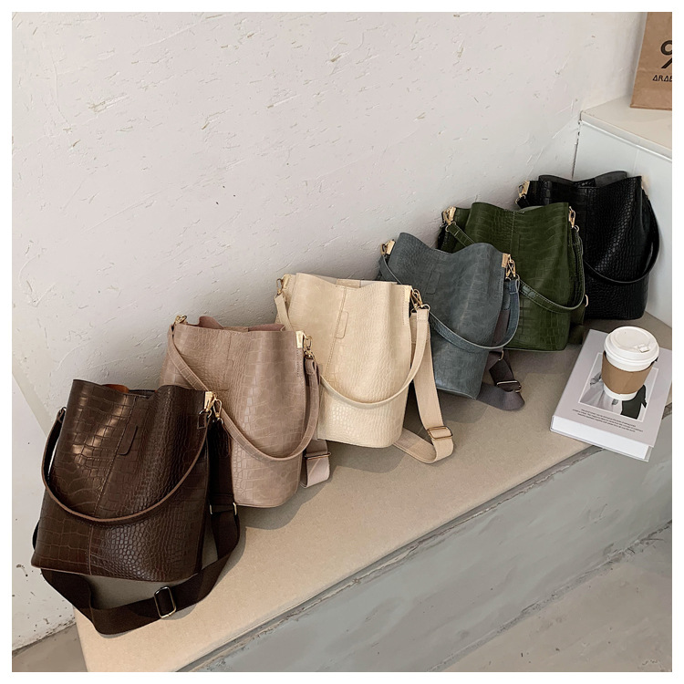 Women's Small Pu Leather Solid Color Crocodile Fashion Bucket String Bucket Bag display picture 1
