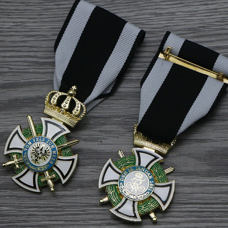 Film and Television Props Prussian Knight's Cross of the Order of Hohenzollern Medal Double Sword Version Badge Film and Television Props Prussian Knight's Cross of the Order of Hohenzollern Medal Double Sword Version Badge