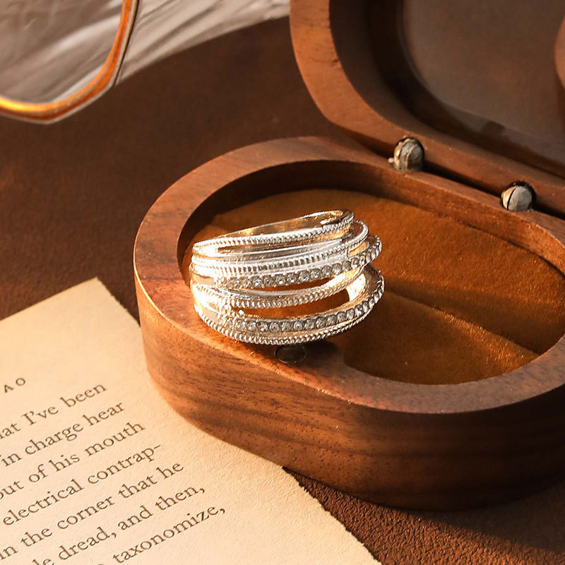 고급 파베 다이아몬드가 세팅된 유럽과 미국의 독창적인 크로스 레이어 와인딩 여성 반지 럭셔리 고급 반지 팔찌