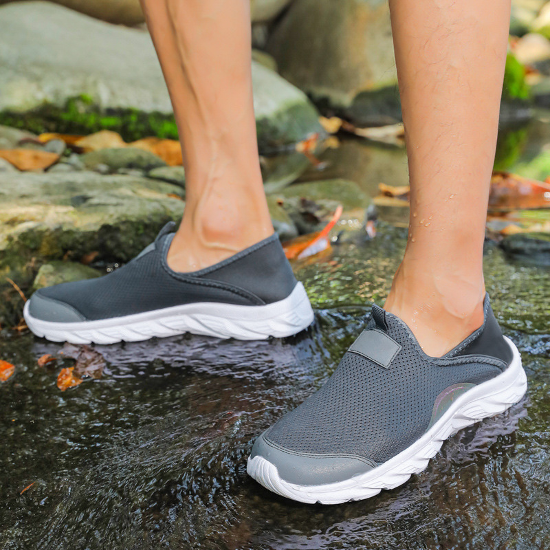 Nuevos zapatos de deporte casuales de tejido volador para hombres con suela suave de malla transpirable zapatos de carrera comercio exterior al por mayor transfronterizo