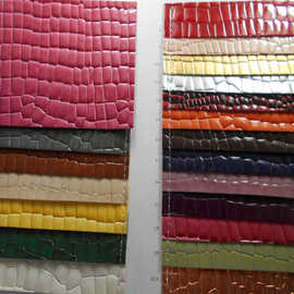 PVC高光鳄鱼纹皮革石头鳄鱼纹亮面PU革大小纹女包化妆包手袋皮料