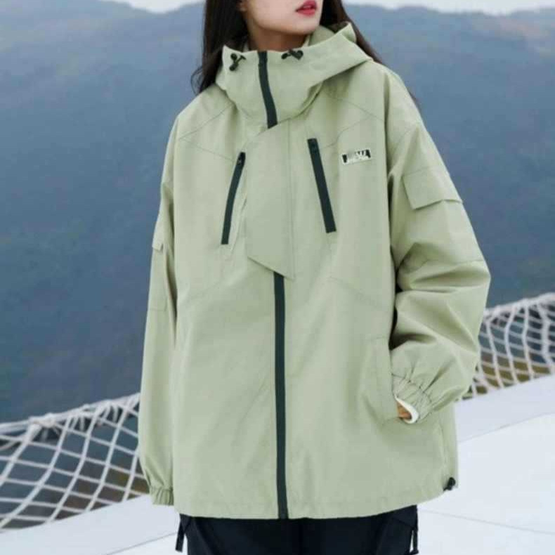 New autumn style windbreaker, American functional softshell jacket, windproof coat with zipper design and pockets.