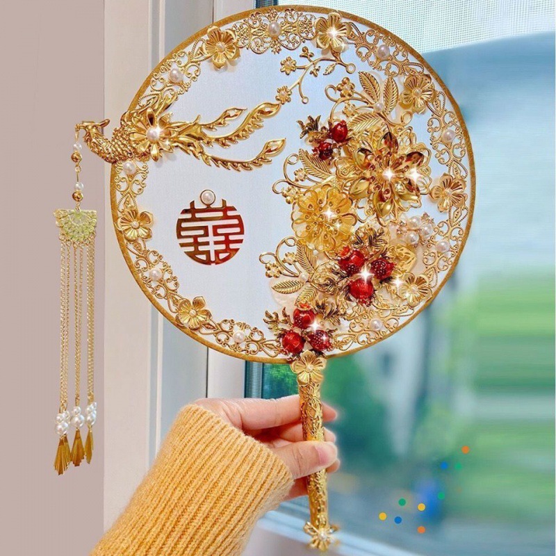 Recommended wedding folding fan&mdash;Chinese-style wedding Xiuhe attire, vintage-style bridal bouquet, and finished wedding fan.