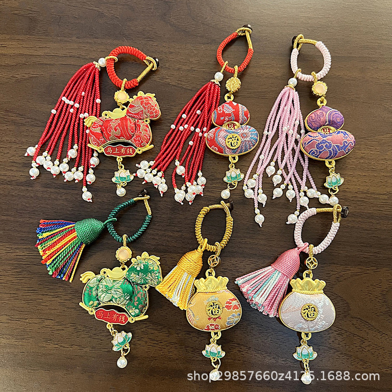 Finished Product: Song Dynasty Brocade Small Horse Pendant, Handmade Double-Sided Gourd, Horse Year Wealth-Attracting Money Bag Keychain Ornament Finished Product: Song Dynasty Brocade Small Horse Pendant, Handmade Double-Sided Gourd, Horse Year Wealth-Attracting Money Bag Keychain Ornament