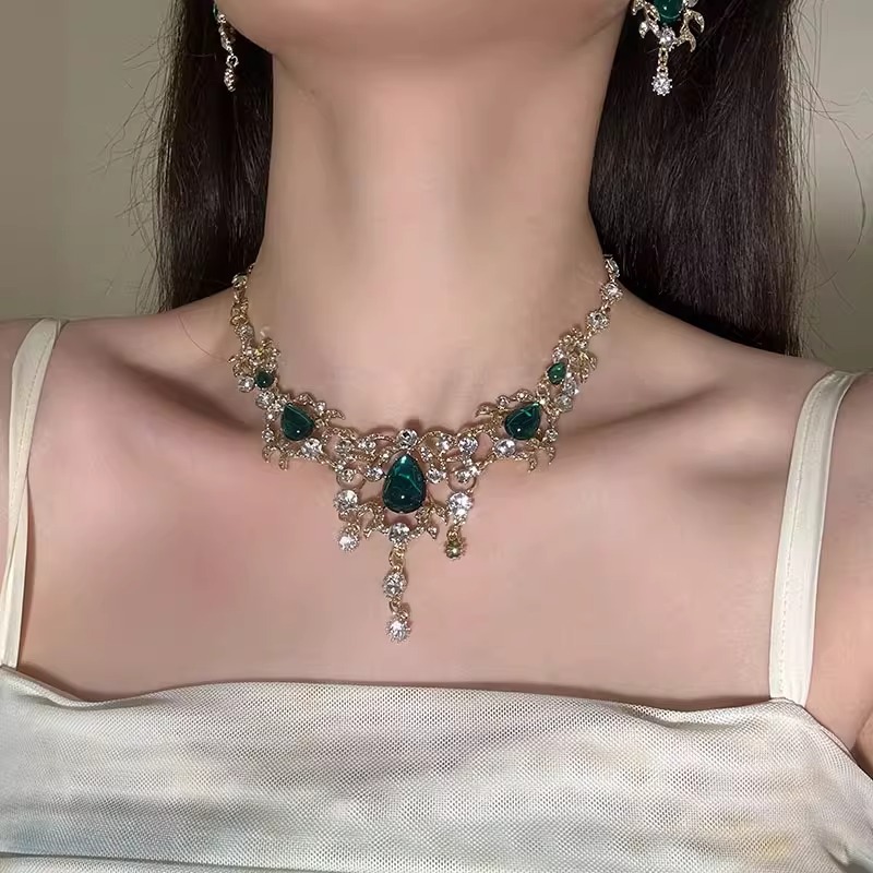 Retro Palace-Style Green Water Drop Sparkling Diamond Necklace for Women, Niche Exquisite Light Luxury Fashion Versatile Necklace