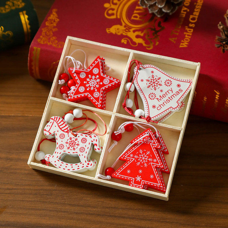 木製のクリスマスのペンダントクリスマスツリーのペンダントクリスマスの小さなプレゼントの木箱はクリスマスの装飾品を飾っている|undefined