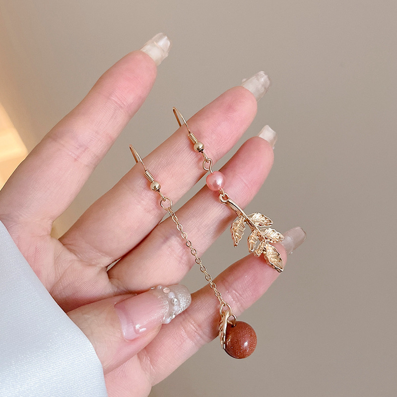 Pendientes transfronterizos, pendientes de metal de alta calidad, pendientes de 2025 nuevos pernos de moda, temperamento ligero y lujoso, pendientes de atmósfera