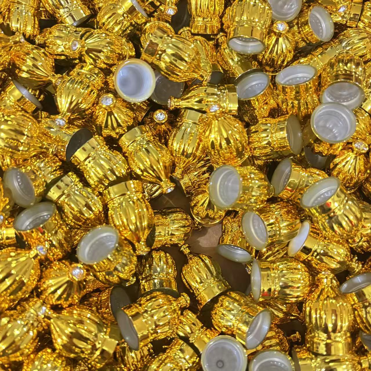 13牙滚珠盖 香水分装瓶盖 金色皇冠塑料盖 走珠精油瓶盖