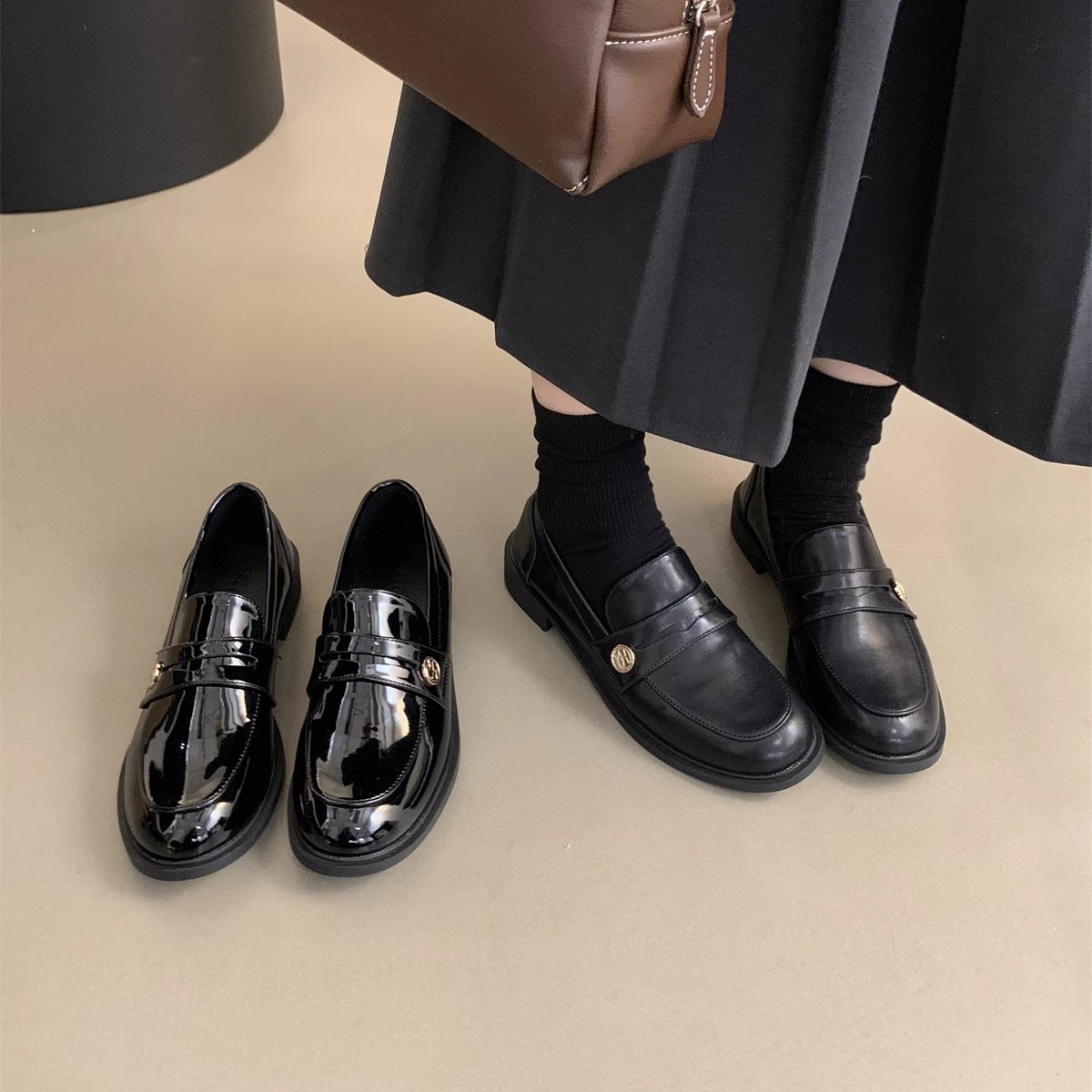 Zapatos de cuero pequeños británicos para mujer 2025 primavera nuevo estilo francés de estilo coreano cabeza redonda retro viaje un pie tacón grueso mocasines