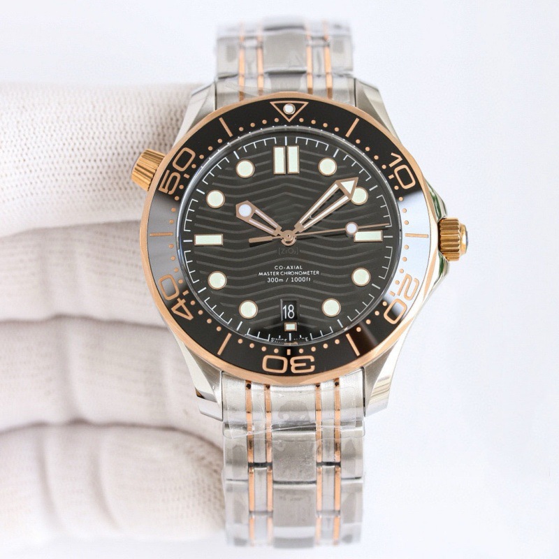 강철 스트립 사이의 금색과 검정색 표면