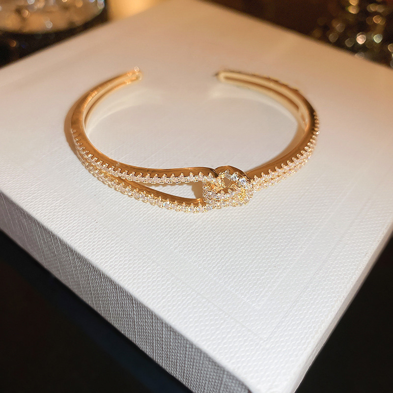 欧米のクロスボーダーにジルコンを入れて、ブレスレットを開けます。