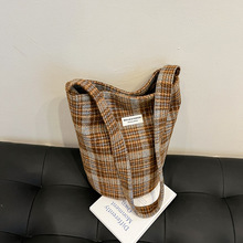 冬季毛呢格纹单肩包ins复古英伦格子水桶包大容量托特包通勤女包
