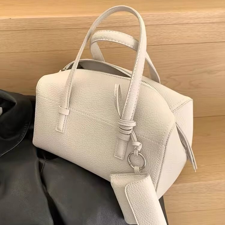 2026 Spring/Summer Ins Korean Style Large Capacity Boston Bag with a High-End Feel, Commuter Pillow Bag, Simple Single-Shoulder Crossbody Bag 2026 Spring/Summer Ins Korean Style Large Capacity Boston Bag with a High-End Feel, Commuter Pillow Bag, Simple Single-Shoulder Crossbody Bag