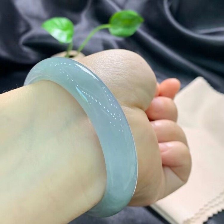 Vòng tay ngọc bích Miến Điện cao cấp nước xanh lam thanh, băng cao, loại băng nữ, có giấy chứng nhận chi tiết 23