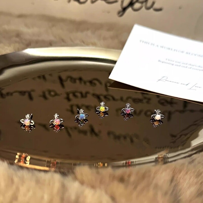 Beautiful little Saturn! Aurora Opal Aobao Planet Titanium Steel Cochlea No Pick Niche Design Sense Ear Bone Nail Female