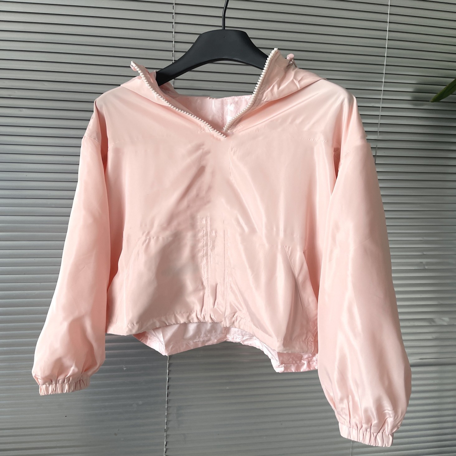 Sports jacket with hood with zipper