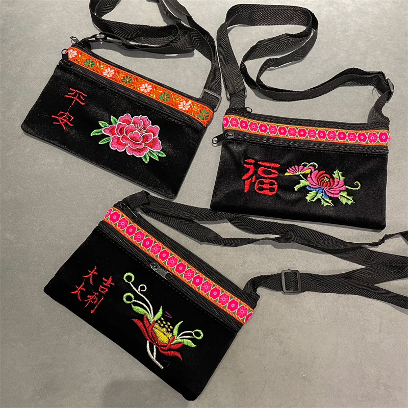 Middle-aged and elderly ethnic style embroidery bag ladies messenger bag mobile phone coin purse scenic spot ten yuan shop embroidery small bag Middle-aged and elderly ethnic style embroidery bag ladies messenger bag mobile phone coin purse scenic spot ten yuan shop embroidery small bag
