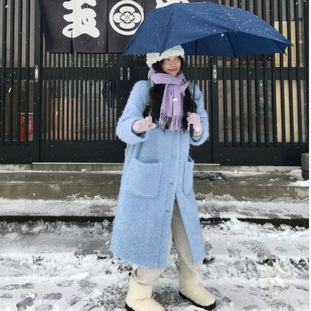 2024 осенне-зимняя корейская стильная шикарная пушистая милая молодежная куртка с большими карманами и меховой отделкой.