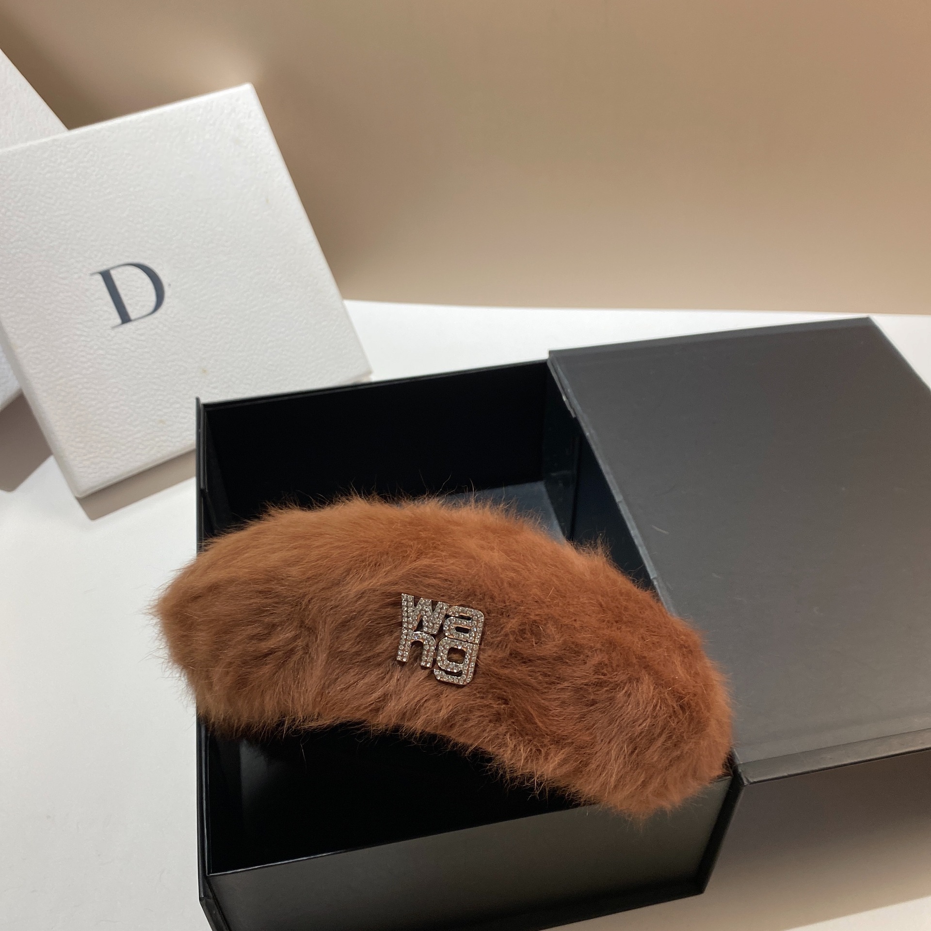 Rabbit hair beret women's Korean version autumn and winter plush diamond inlaid king octagonal fashion socialite style_voghion.com