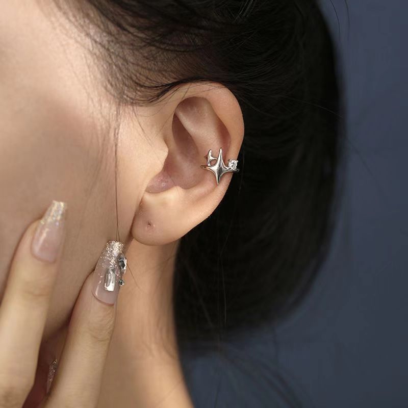 Venta al por mayor de diamantes pequeños geométricos simples, clip de hueso de oreja de estrella de cuatro puntas, clip de oreja sin orificio para la oreja, nicho femenino, joyería de oreja de personalidad retro fresca