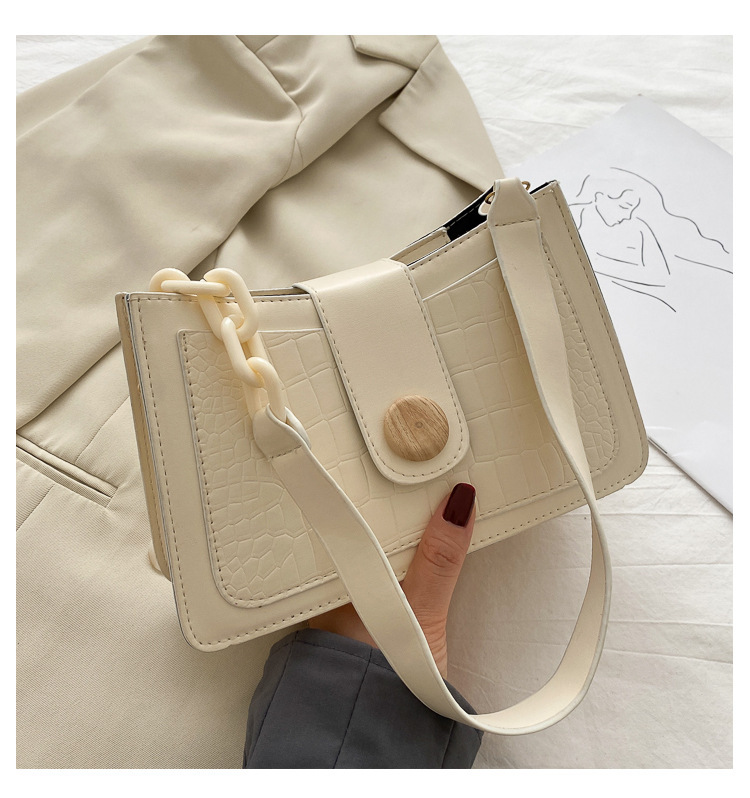 Sleek chain bag