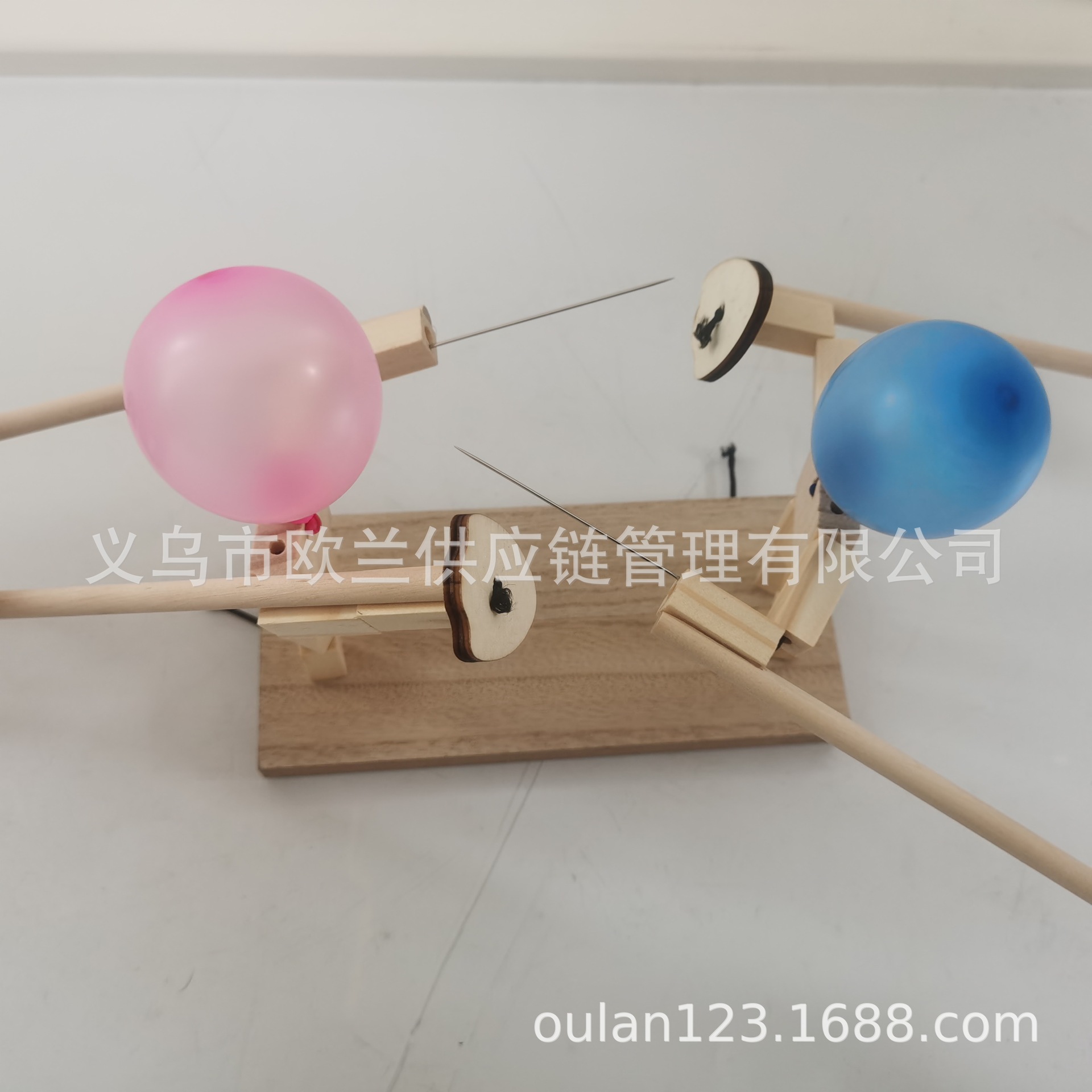 500개의 풍선이 달린 밧줄을 매는 사람