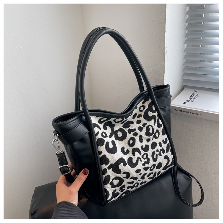 Largecapacity handbags 2021 new fashion leopardprint messenger sense singleshoulder portable tote bagpicture7