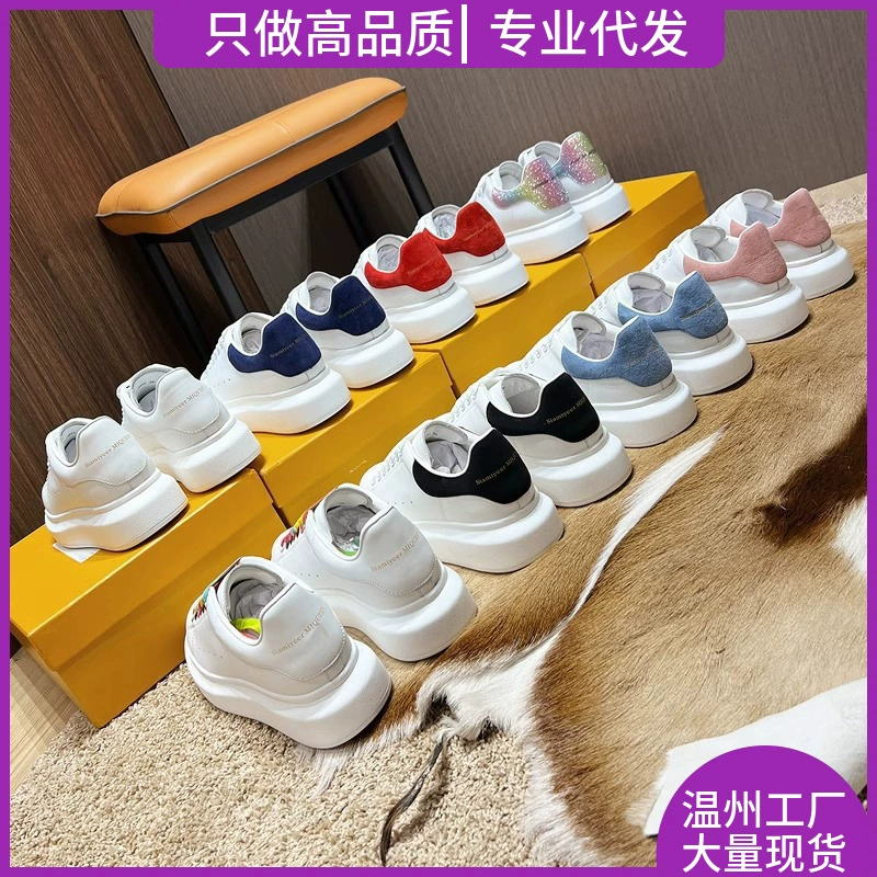 Женские белые кроссовки из натуральной телячьей кожи на толстой подошве, дышащие спортивные кроссовки на платформе, увеличивающие рост, для весны и лета 2025 года.