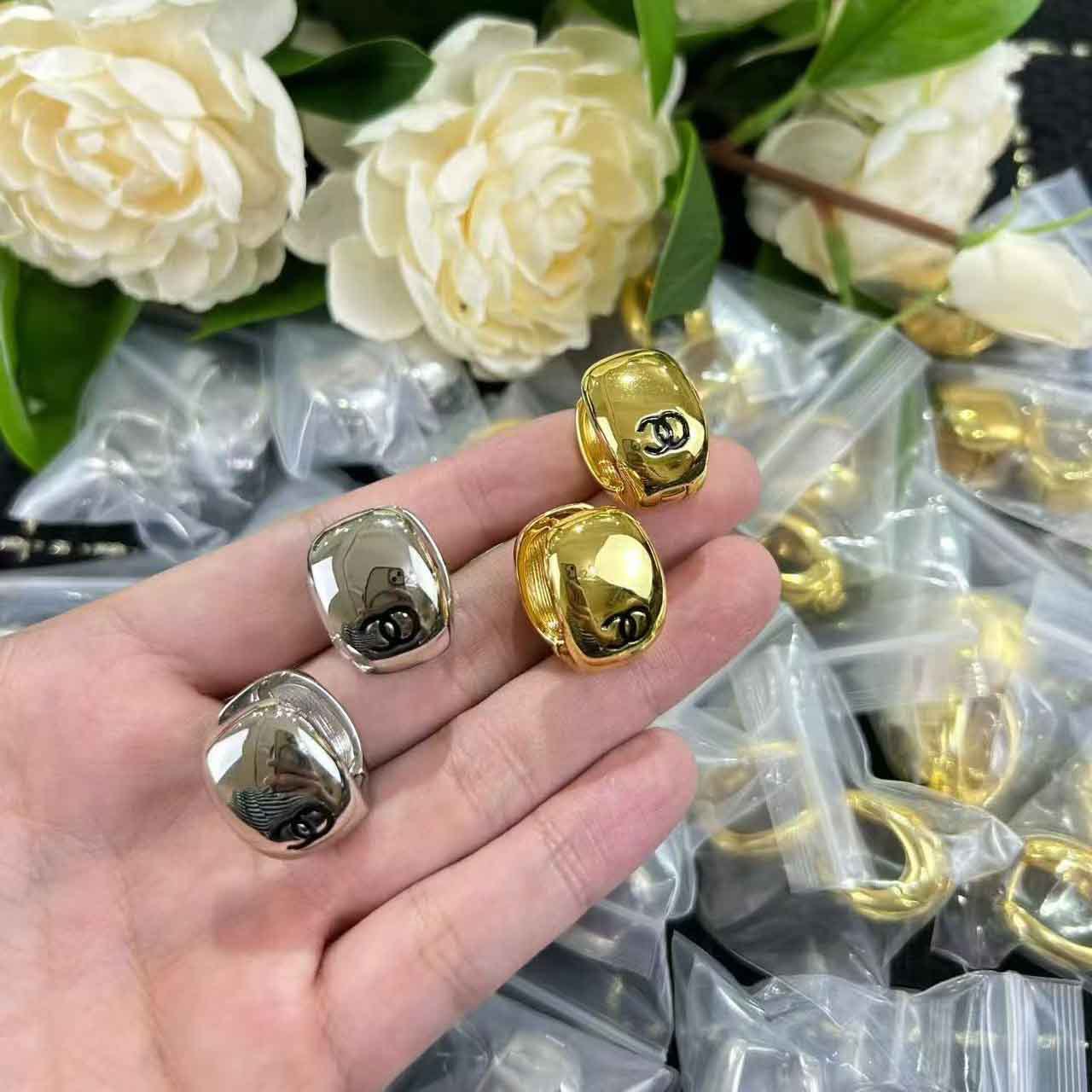 New Chanel-style 26a smooth oval double C earrings for women, compact, fashionable, light luxury, versatile oval stud earrings