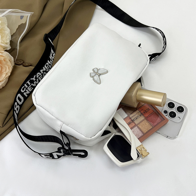 2024 nuevo bolso cuadrado pequeño de banda ancha de tela de nailon de todo fósforo de moda versión coreana del bolso diagonal simple de un solo hombro femenino de mariposa ins