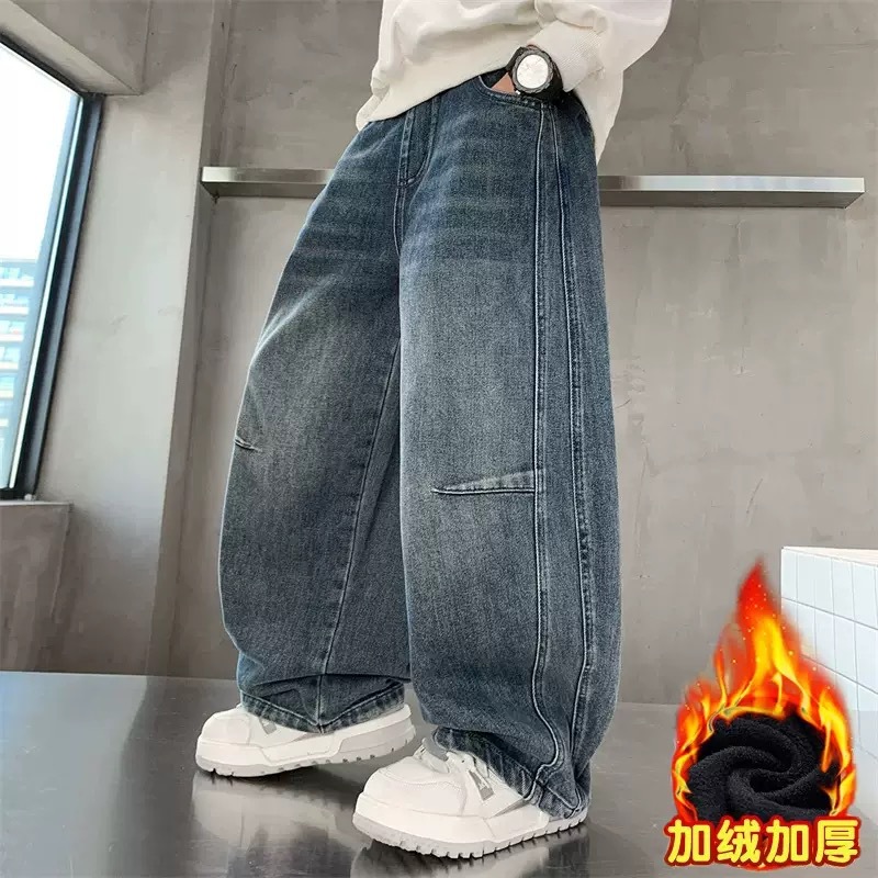 Children's fleece-lined jeans, autumn/winter style, 2026 trendy winter trousers, wide-leg straight-leg pants for big boys, fashionable outfit.