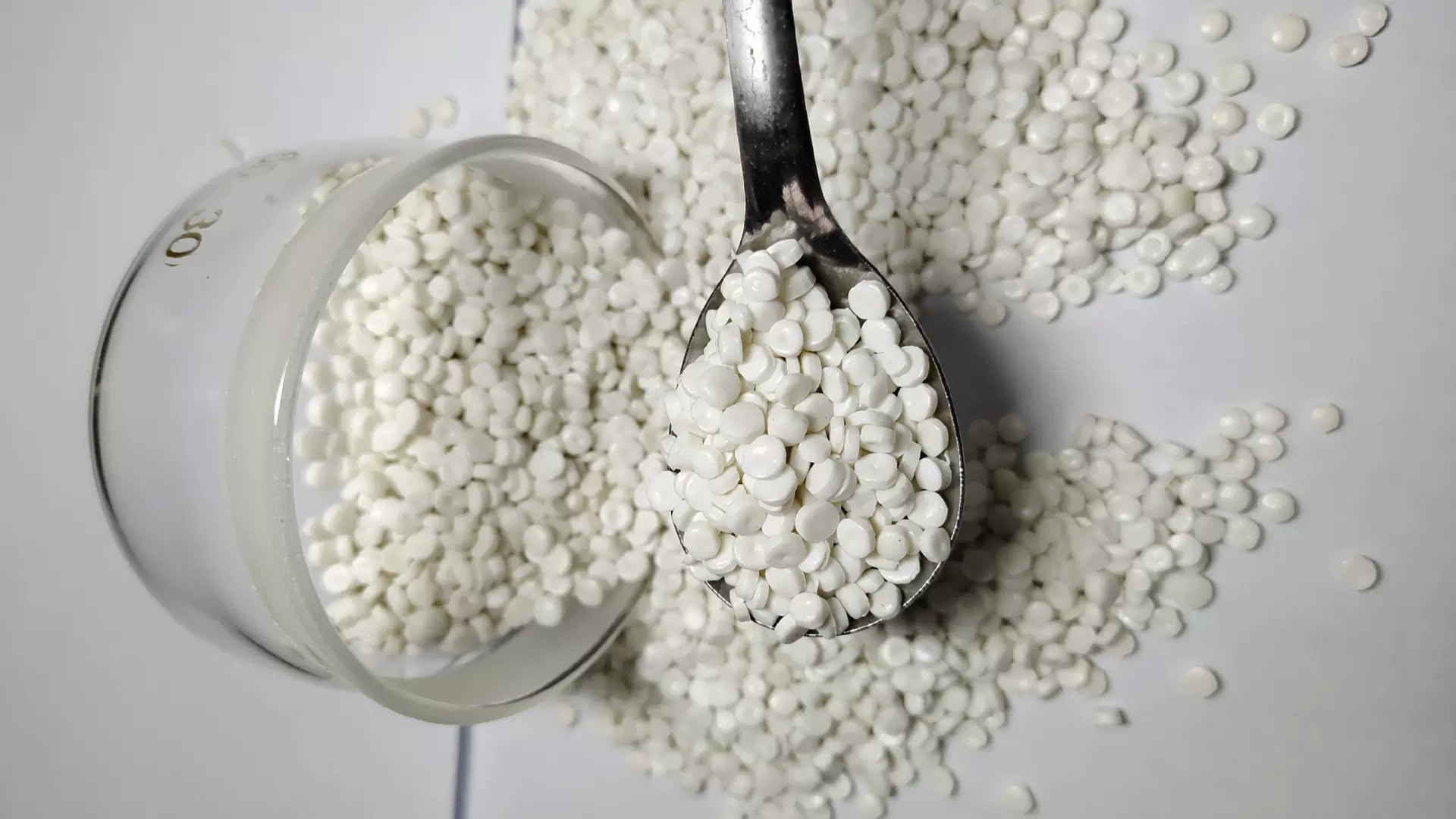 白色HDPE再生料 高密度聚乙烯HDPE白色颗粒 PE板材料 吹塑水马料