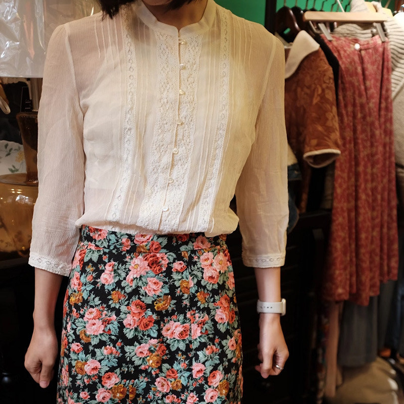 French-style romantic lace-trimmed linen blend shirt with stand-up collar and three-quarter sleeves, gentle and versatile women's blouse French-style romantic lace-trimmed linen blend shirt with stand-up collar and three-quarter sleeves, gentle and versatile women's blouse