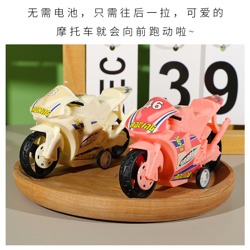 子供のおもちゃの車を卸売りして、キャンディー色のオートバイの男の子の機関車のモデルを作って幼稚園に遊びます。|undefined