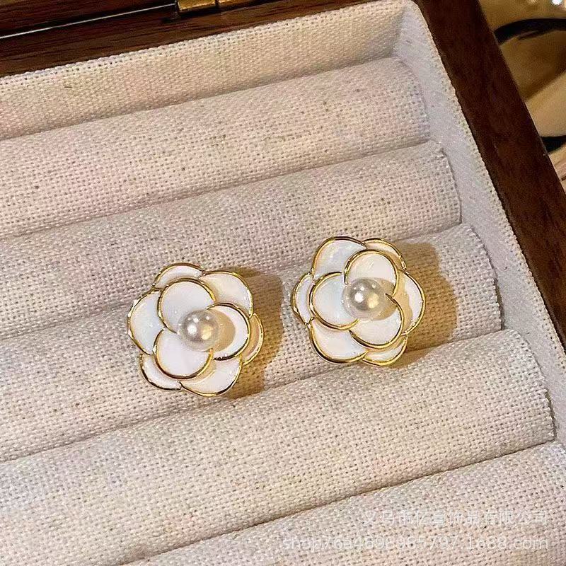 S925 Pendientes de perlas de temperamento Pendientes de lujo ligero de alta gama Pendientes al por mayor y al por menor transfronterizos Mujeres