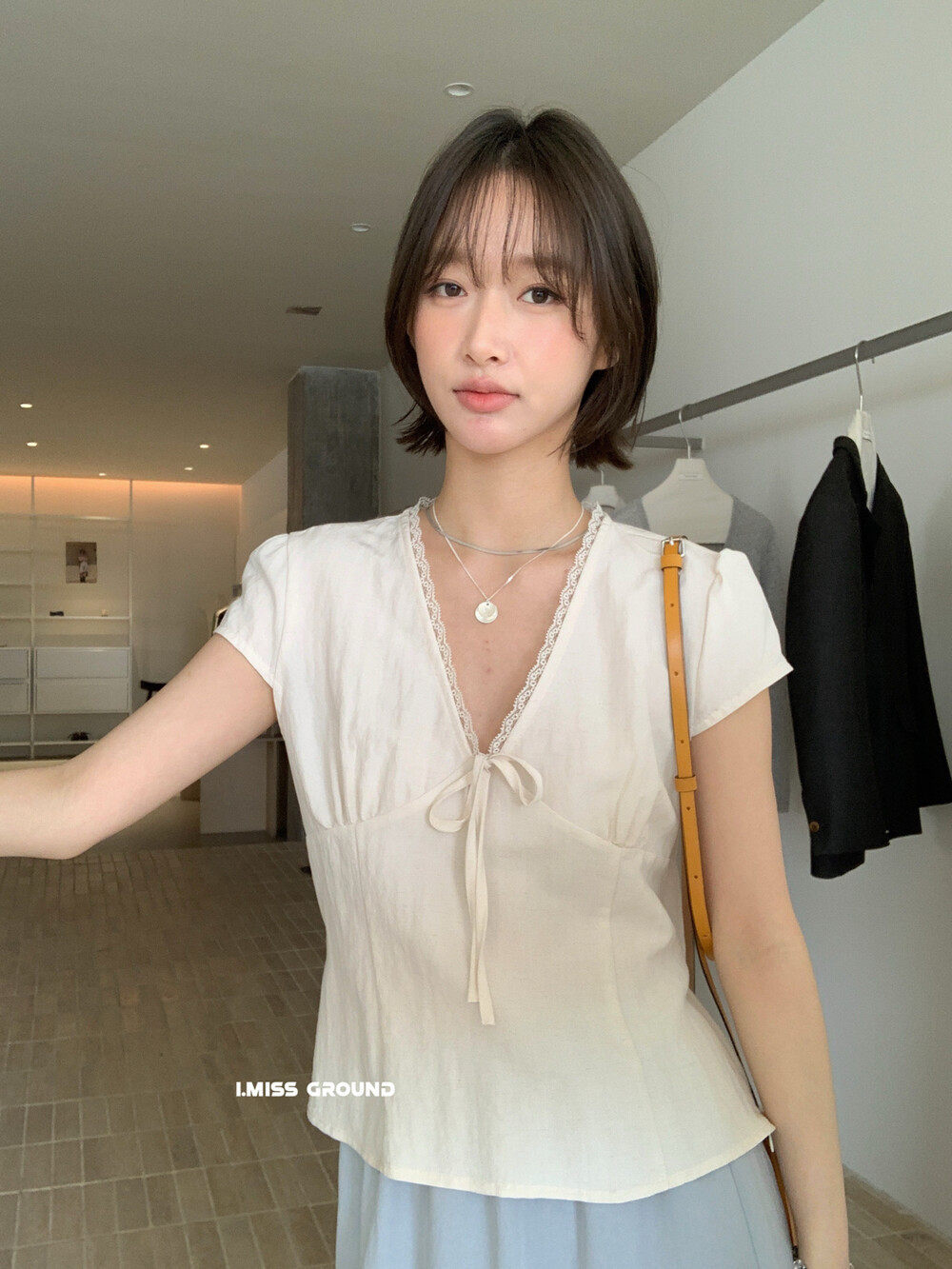Áo sơ mi nữ tay ngắn cổ V phối nơ xinh xắn — Màu xanh sữa, yến mạch chi tiết 6