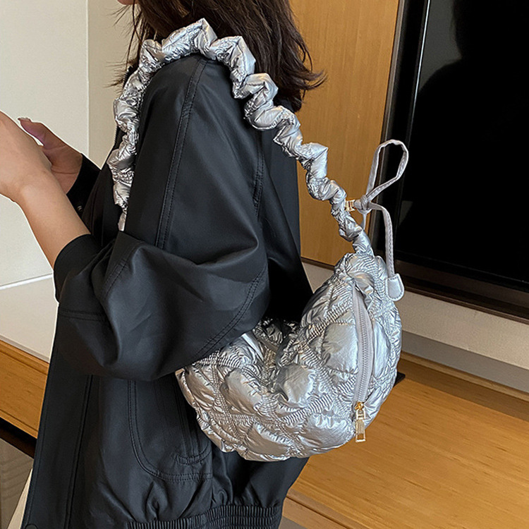 Niche bubble shoulder bag, large-capacity cotton bag, stylish high-end shiny cross-body bag, commuter pleated cloud bag