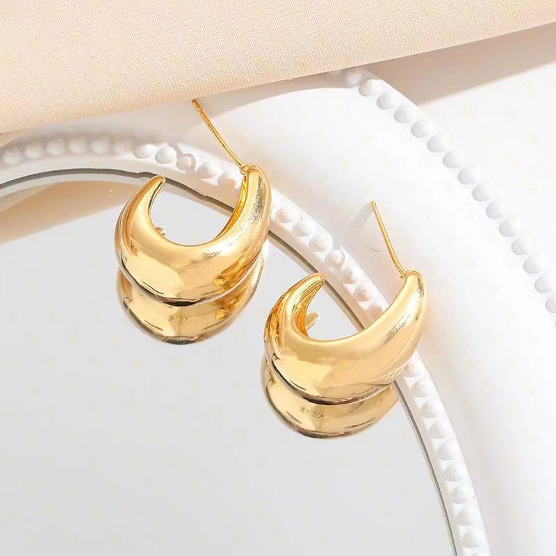 Oversized Sculptural Clear Acrylic Clip-on Earrings With Modern European Design. Hypoallergenic, Tarnish-resistant And Comfortable To Wear. Eye-catchi_voghion.com