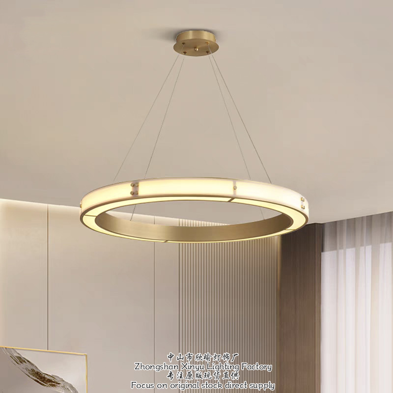 Sala de estar modelo de atmósfera roja lámpara de la sala de estar lámpara de la cama creativa postmoderna modelada de moda minimalista