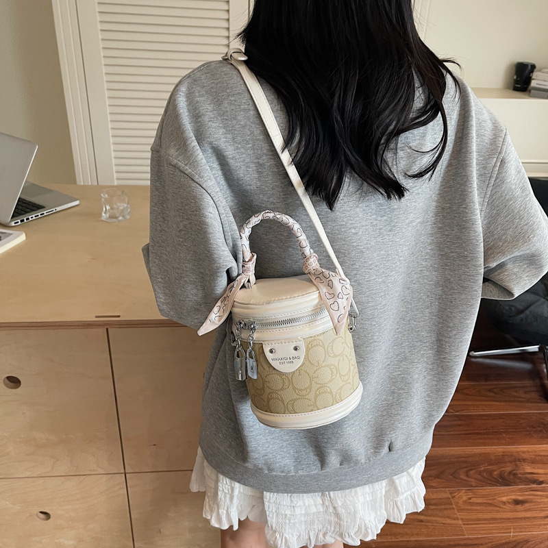 Bolsos de mujer transfronterizos Bolsos de moda Bolsos de cubo de ocio 2025 Bolsos de hombro de nueva tendencia Bolsos de mensajero de textura avanzada