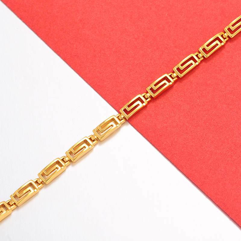 Xuping Europa y los Estados Unidos transfronterizos geométricos pulsera de hebilla cuadrada aleación de cobre chapado 24k oro imitación de lujo ligero joyas de mano