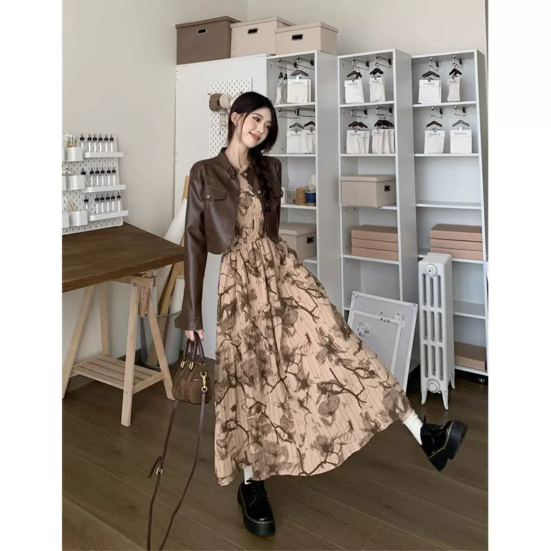 Короткие длинные рукава мотоциклетные кожаные куртки с плиссированными цветочками платье женская осень 2024 новый модный набор