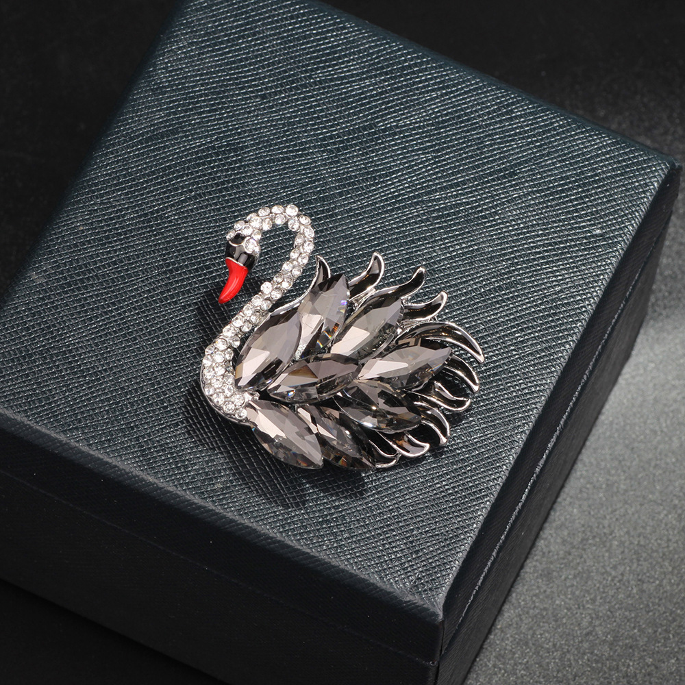 New Cross-Border Light Luxury European And American Style Exquisite Versatile Black Swan Brooch High-End Niche Suit Pin_voghion.com