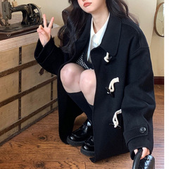 小さい子の学院の風の黒色の復古の毛はコートの女性の冬の短いタイプの厚い牛の角のボタンのラシャのコートがゆったりしています。