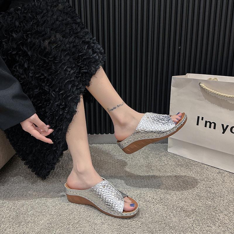 2026 New Summer Style Metallic Color Wedge-Heeled Slippers for Women, Crocodile Pattern Thick-Soled Slippers, Non-Slip Soft-Soled Sandals